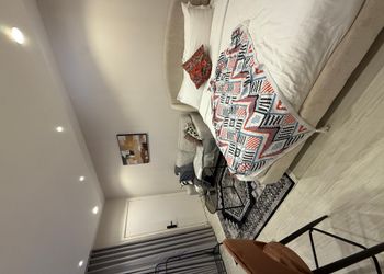 استديو بأثاث مريح وبسيط 