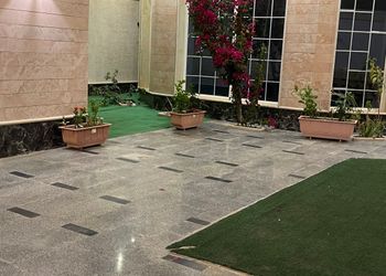 شاليه بجلسة خارجية ومسبح داخلي 