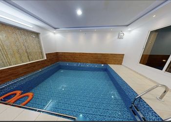 شاليه بمسطح اخضر وجلسة خارجية 