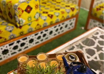 استراحة بجلسة خارجية ومسطح أخضر .