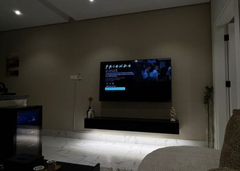 شقة بصالة انيقة ودخول ذاتي