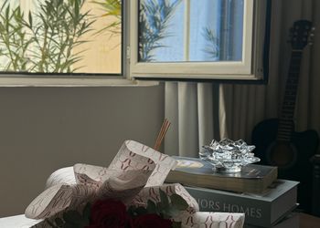 استديو بأثاث مريح وبسيط 