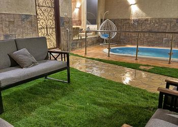 شاليه بألعاب أطفال ومسبح خارجي