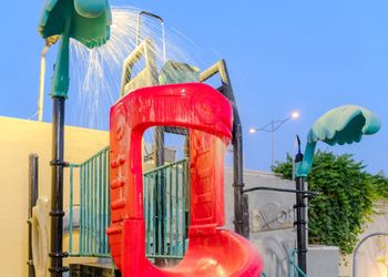 شاليه بملعب كرة طائرة ومسبح