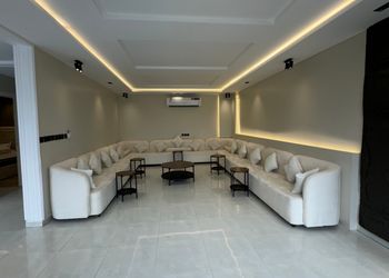 شاليه بجلسة خارجية ومسطح اخضر