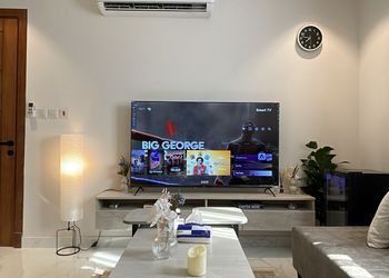 شقة بغرفة معيشة وغرفة نوم 