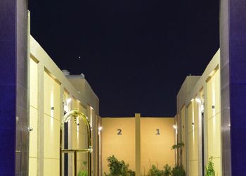 شاليه بمسطح اخضر وجلسة خارجية 