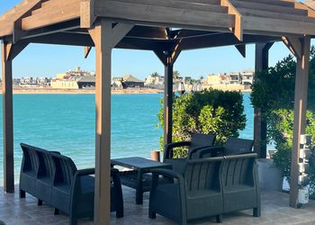 ڤيلا بمسبح مطل على البحر