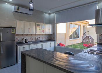 شاليه بمسطح اخضر ومسبح