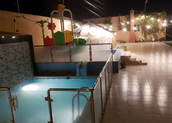 شاليه بمسبح وألعاب مائية