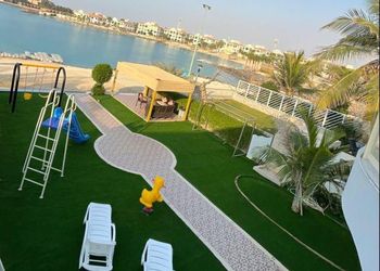 شاليه بجلسة خارجية وألعاب أطفال