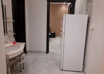 شاليه بجلسة تطل على مسبح خارجي 