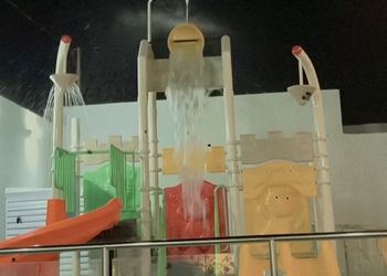 شاليه بغرفة نوم مطلة على المسبح