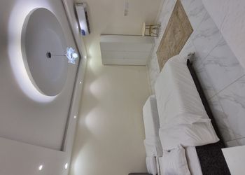 شقة بصاله وثلاث غرف نوم 