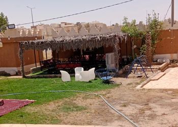شاليه بطابع تراثي وجلسة خارجية 