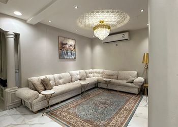 استراحة بجلسة مطلة على مسبح 