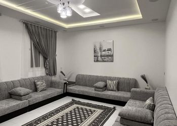 شقة بصالة وثلاث غرف نوم 