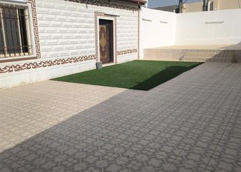 استراحة بصالة جلوس وفناء خارجي