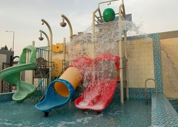 شاليه بألعاب مائية وجلسة خارجية