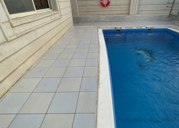 شالية واسع بمجلس ومسبح خارجي