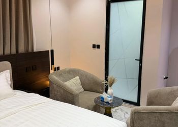 استديو بأثاث مريح وبسيط 