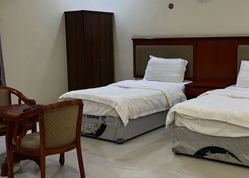 غرفة بأثاث مريح وبسيط 