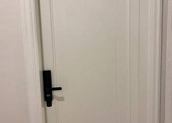 استديو بأثاث مريح وبسيط 