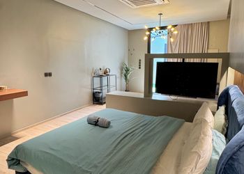 وحدة بجلسة مريحة وفناء خارجي