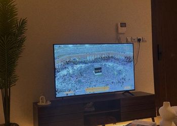 شقة بصالة جلوس وغرفتين نوم 