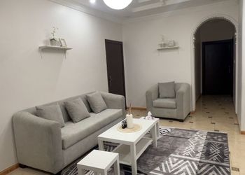 شقة بصالة جلوس وغرفتين نوم 