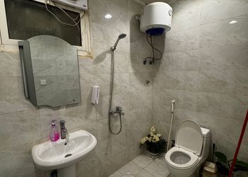 استديو بأثاث مريح وبسيط 