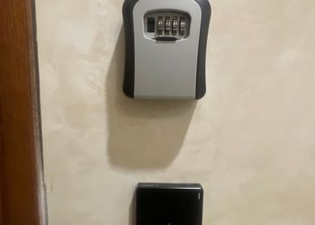 استديو بأثاث مريح وبسيط 
