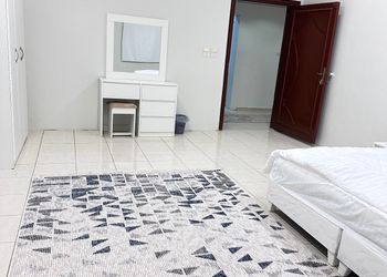 شقة بثلاث غرف نوم وصالة جلوس