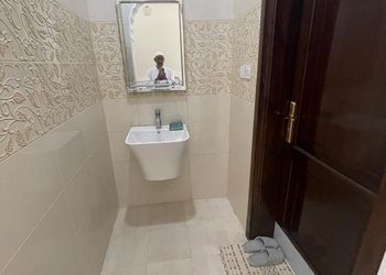 شقة بصالة جلوس وثلاث غرف نوم