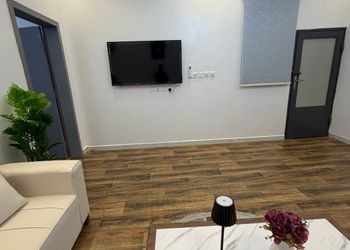 شقة بغرفة نوم وصالة مريحة 