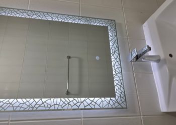 شقة بصالة وثلاث غرف نوم