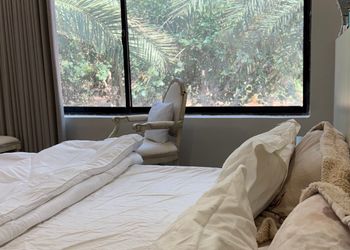 مزرعة بمسطحات خضراء وجلسة خارجية