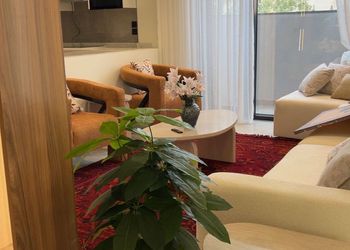 شقة بصالة أنيقة ودخول ذاتي 