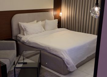 استديو بأثاث مريح وبسيط 