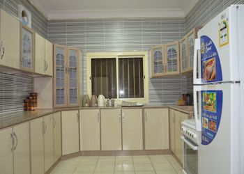 شاليه بمسطح اخضر وجلسات خارجيه