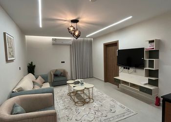 شقة بغرفة نوم وصالة مريحة 