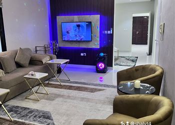 شاليه بمسطح اخضر وجلسة خارجية 