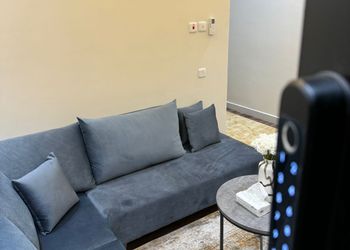 شقة بغرفتين نوم وصالة