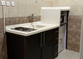 استديو بأثاث مريح وبسيط 