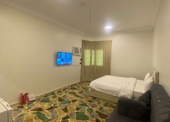 استديو بأثاث مريح وبسيط 