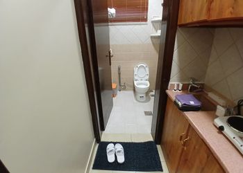 استديو بأثاث مريح وبسيط 