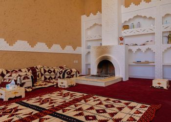 شاليه بجلسة خارجية ومجالس