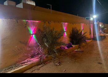 استراحة بمجالس ومسطحات خضراء
