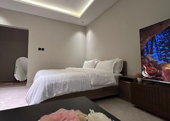 استديو بأثاث مريح وبسيط 