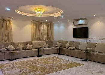 شاليه بمسبح داخلي ومجالس مريحة 